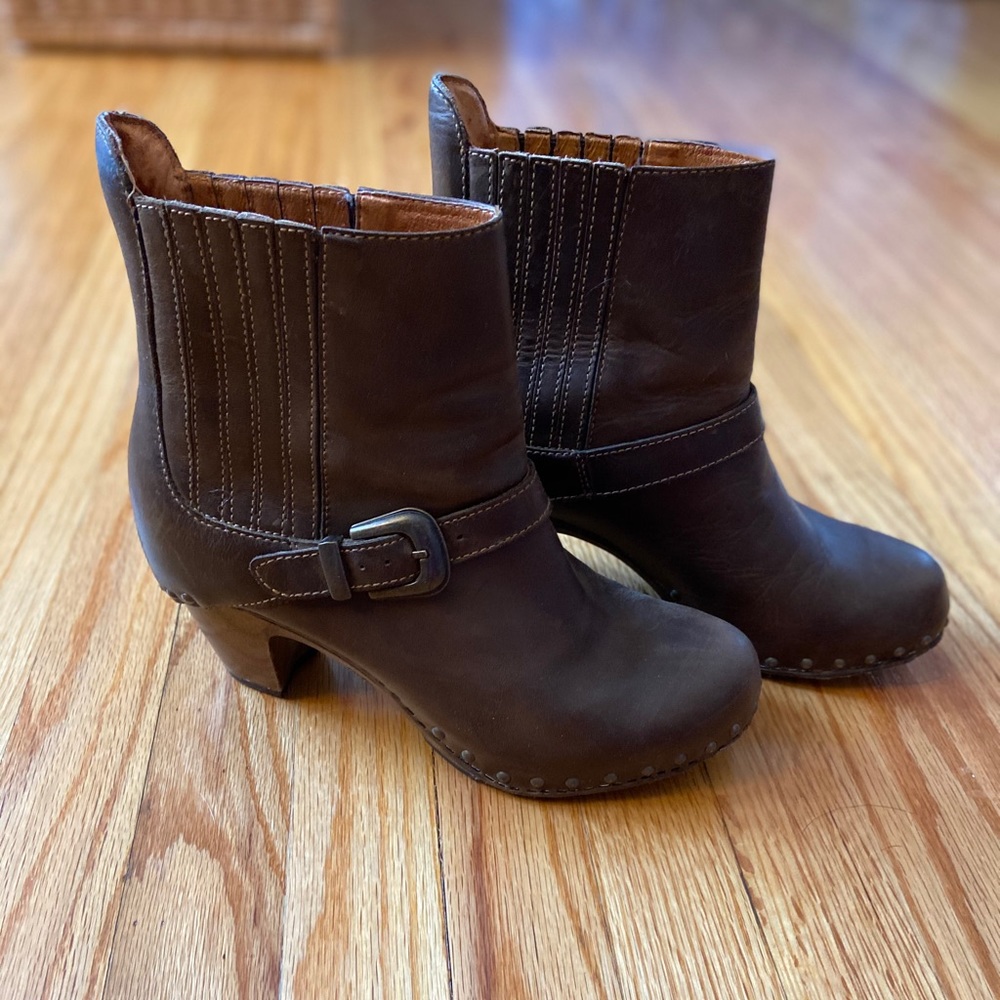 Dansko Brown short boots- beautiful!
